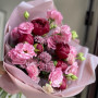 Букет из бордовых пионов и эустомы фото 3
